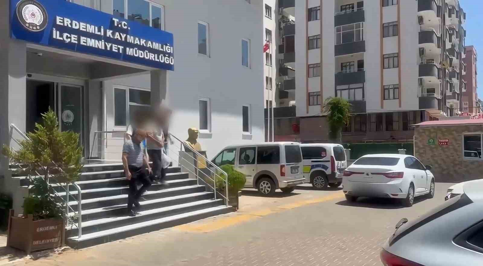 Yaşlı adamın boynunu kırmaya çalışıp, feci şekilde darbeden saldırgan tutuklandı