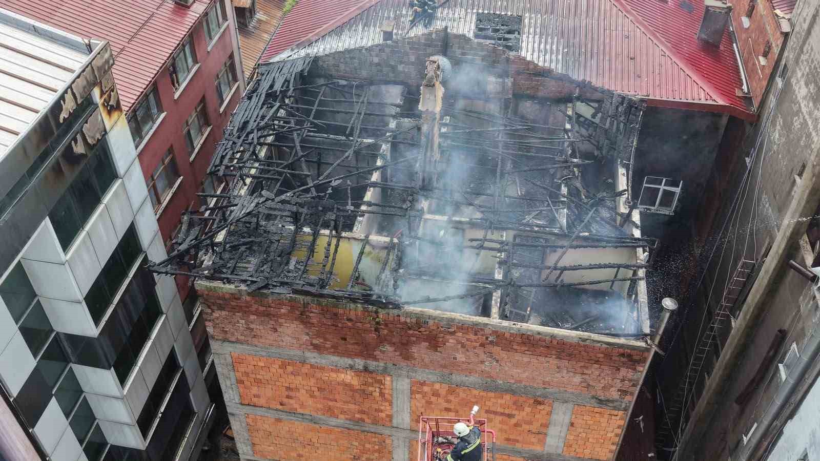 Trabzon’un Araklı ilçesinde 5 katlı binada çıkan çatı yangını söndürüldü