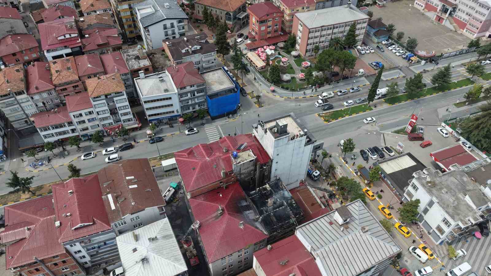 Trabzon’un Araklı ilçesinde 5 katlı binada çıkan çatı yangını söndürüldü