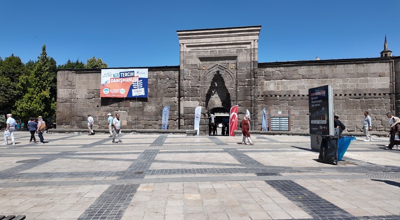 Kayseri Büyükşehir’in ücretsiz YKS tercih danışmanlığına yoğun ilgi: Gençlerden tam not
