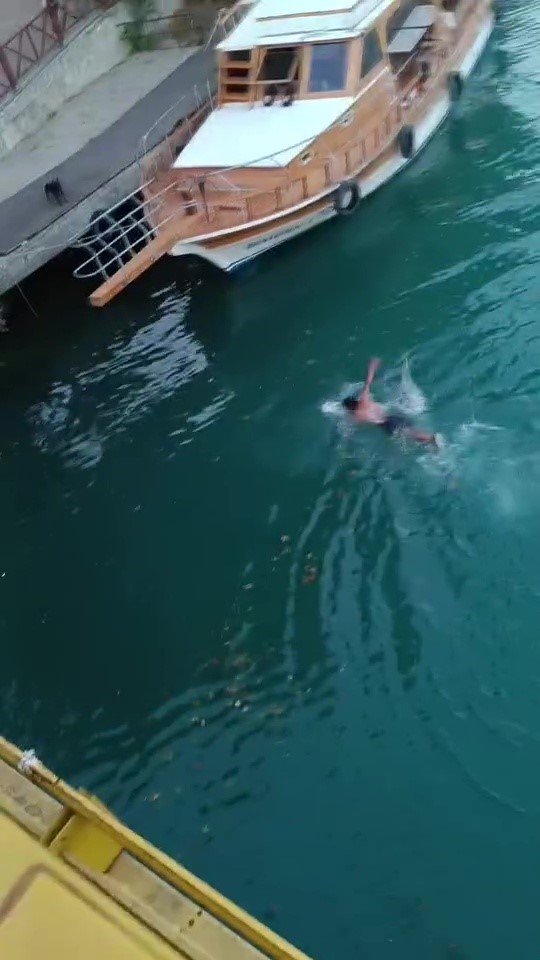 Manavgat’ta 20 metre yükseklikteki köprüden çocukların tehlikeli atlayışı
