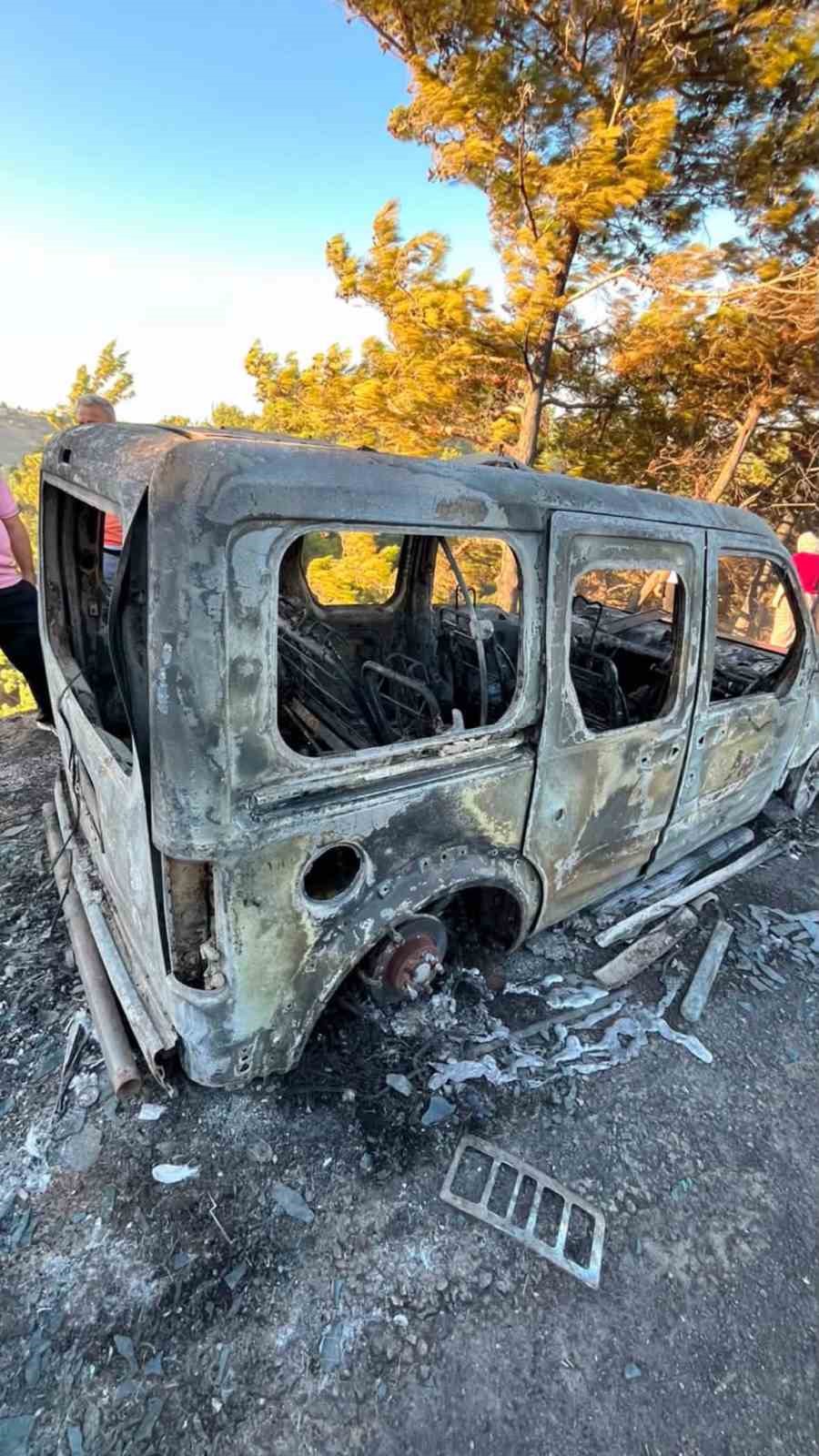 Alanya’da çalılık alanda çıkan yangında bir araç ve ev hasar gördü