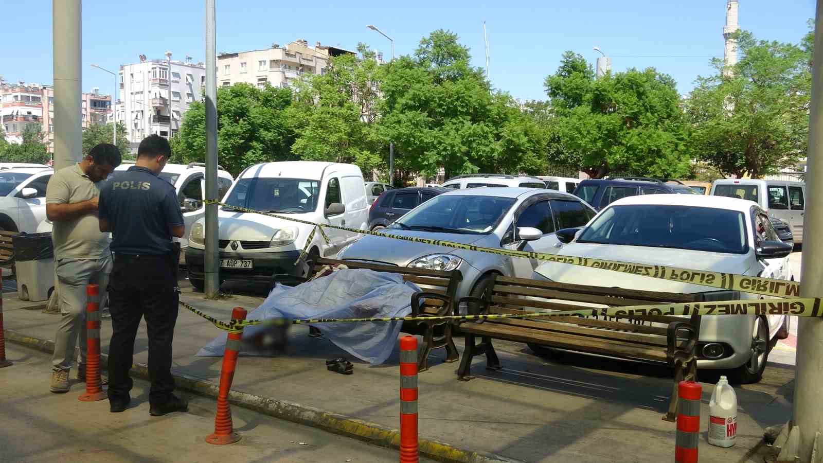 Hastane çevresinde yaşayan evsiz şahsın bankta cansız bedeni bulundu