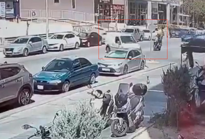 Kontrolsüz dönüş yapan araca motosikletli polisler çarptı: 2 polis yaralandı