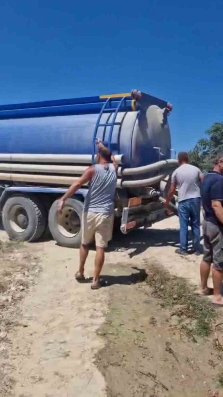 Vidanjördeki kanalizasyon suyuyla alevlerin önünü kestiler