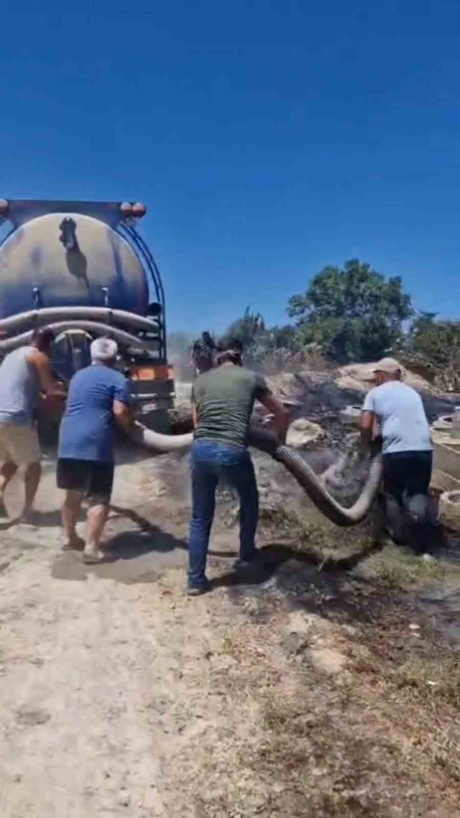 Vidanjördeki kanalizasyon suyuyla alevlerin önünü kestiler