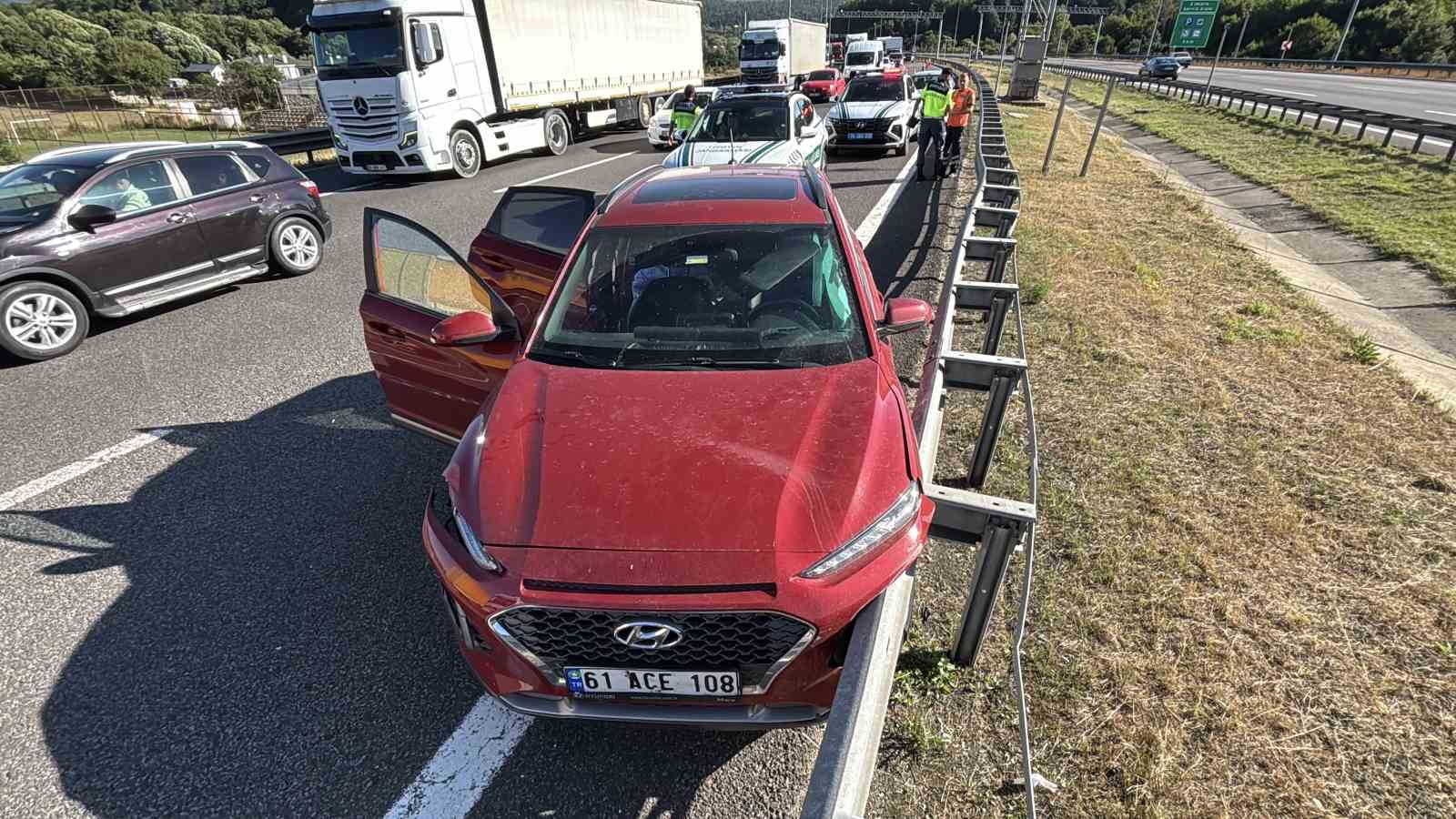 Bolu Dağı Tüneli girişinde otomobil bariyerden bariyere savruldu: 2 yaralı