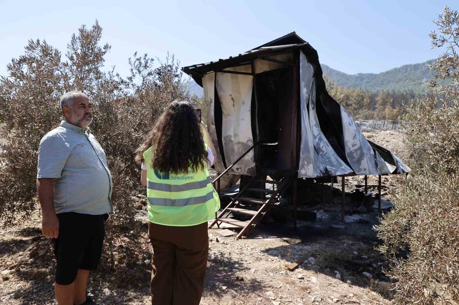 Kumluca’da yangından etkilenen hayvanlara yerinde müdahale