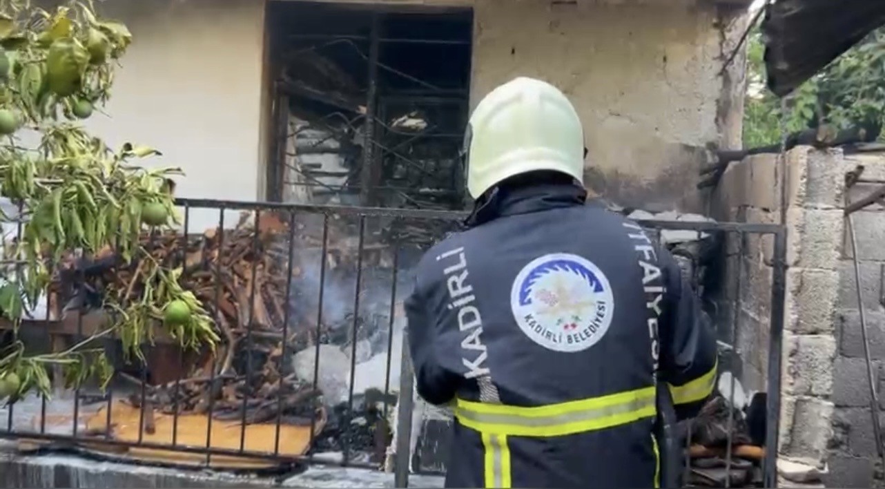 Osmaniye’de odunluk yangını eve sıçramadan söndürüldü