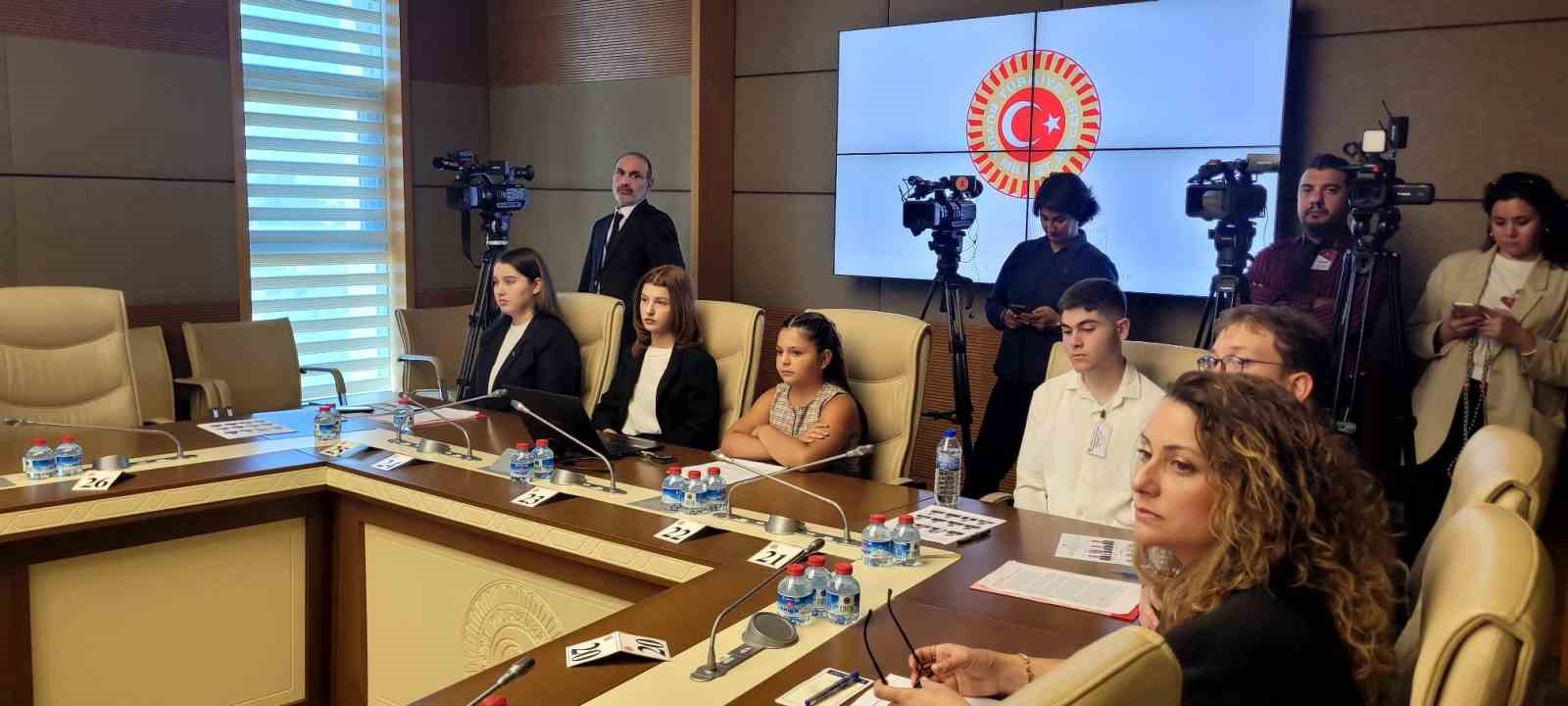 Öğrencilerden "Okullarda akıllı telefon yasaklasın" talebi