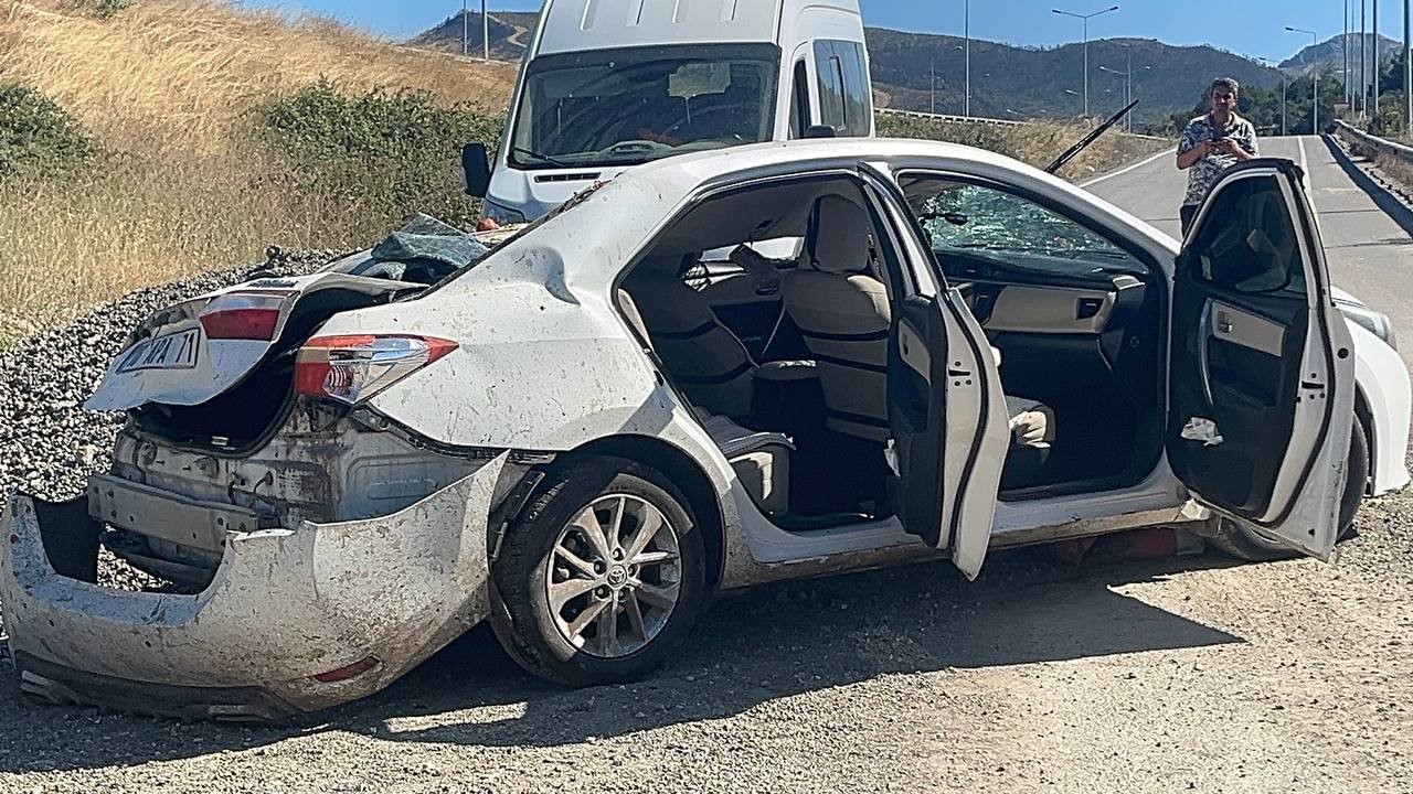 Freni patlayan şeftali yüklü kamyon, otomobilin üzerine devrildi: 6 yaralı
