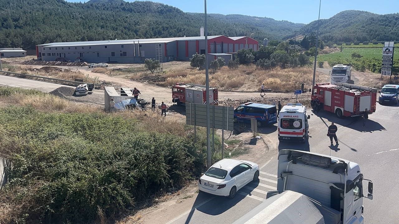 Freni patlayan şeftali yüklü kamyon, otomobilin üzerine devrildi: 6 yaralı
