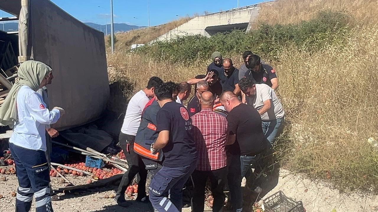 Freni patlayan şeftali yüklü kamyon, otomobilin üzerine devrildi: 6 yaralı
