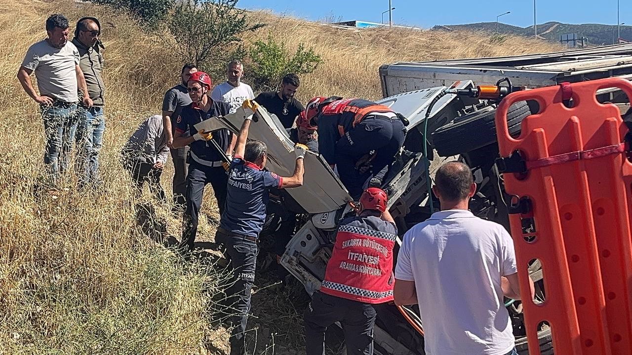 Freni patlayan şeftali yüklü kamyon, otomobilin üzerine devrildi: 6 yaralı