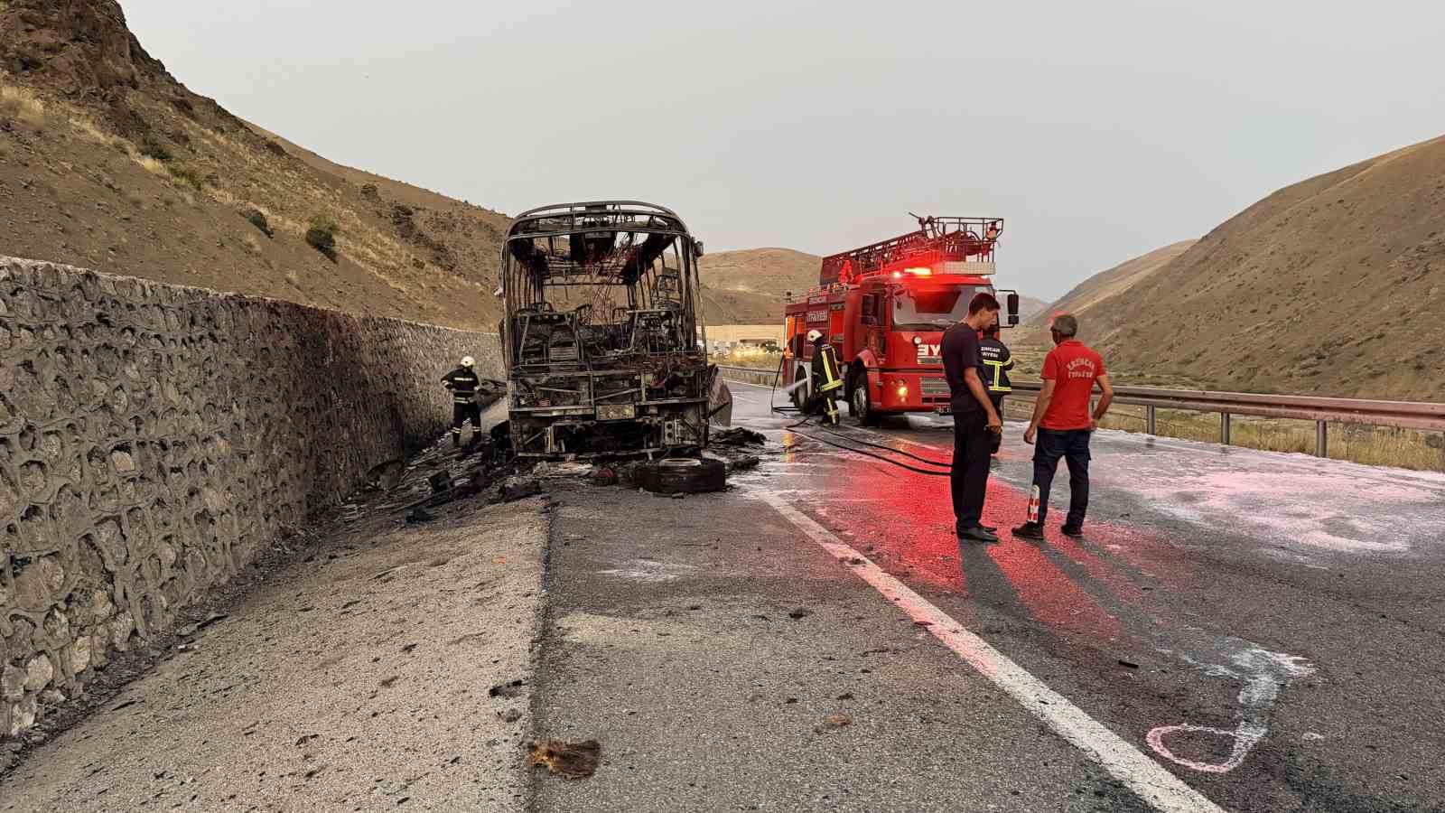 Erzincan-Sivas yolunda yolcu otobüsü alevlere teslim oldu