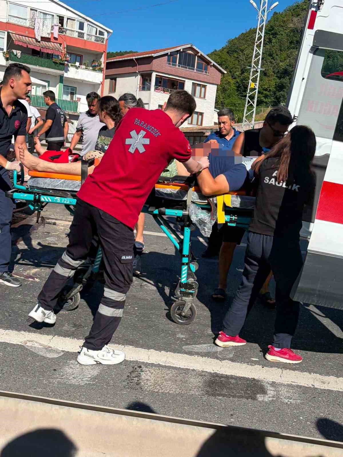 Yayalara yol veren kamyona otomobil çarptı: 2 yaralı