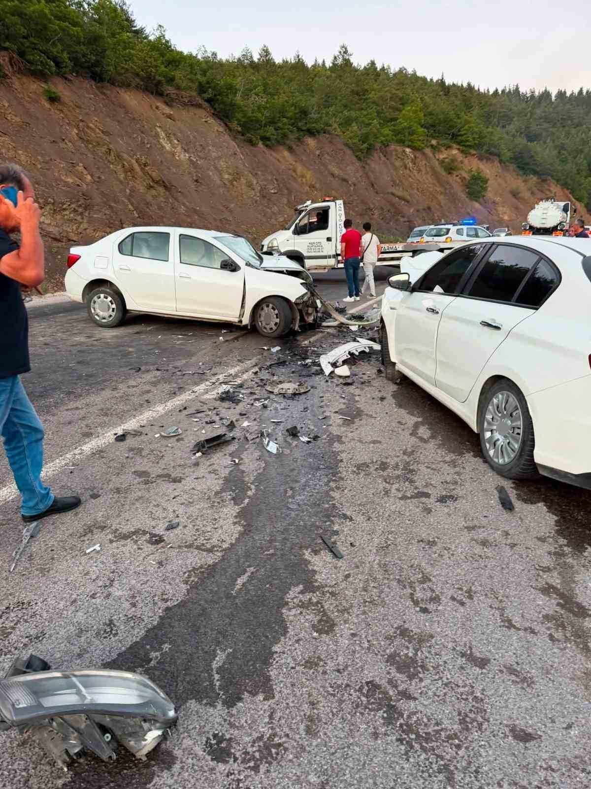 Kastamonu’da iki otomobil kafa kafaya çarpıştı: 4 yaralı