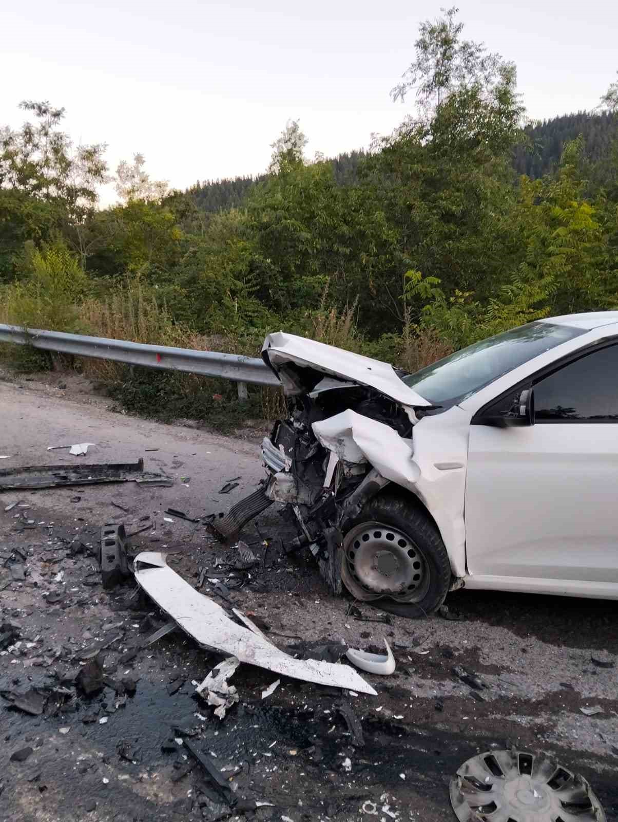 Kastamonu’da iki otomobil kafa kafaya çarpıştı: 4 yaralı