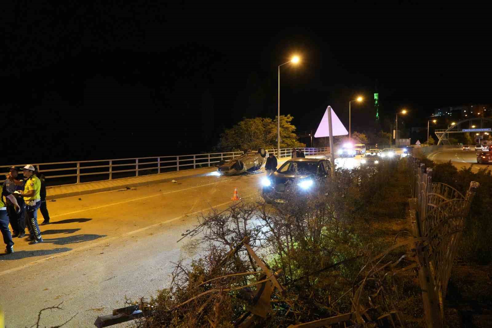 Gümüşhane’de otomobil refüjü aşıp karşı şeride geçti: 1 yaralı