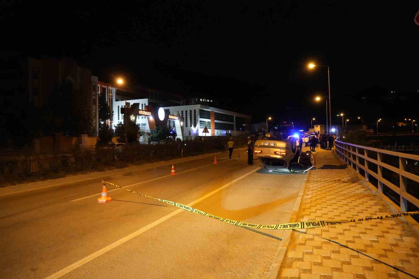 Gümüşhane’de otomobil refüjü aşıp karşı şeride geçti: 1 yaralı