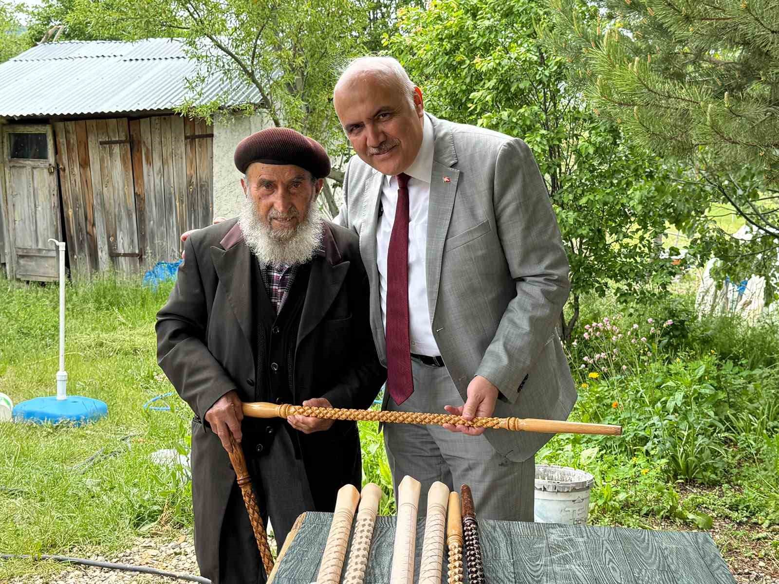 Kızılcahamam Belediye Başkanı Acar, 93 yaşındaki baston ustasını ziyaret etti
