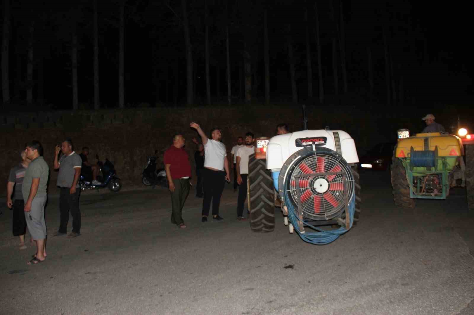 Antalya’da otluk alanda çıkan yangın sera ve mezarlığa sıçradı