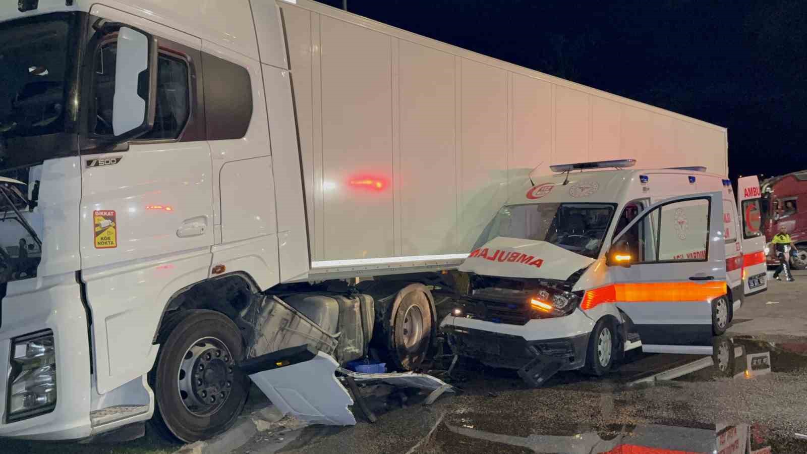Ambulans ile tır çarpıştı: 6 yaralı