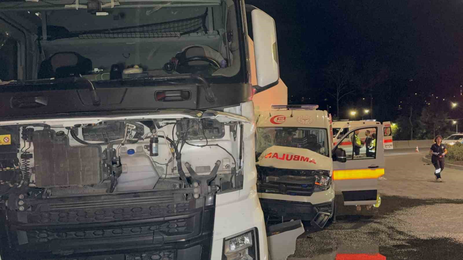 Ambulans ile tır çarpıştı: 6 yaralı