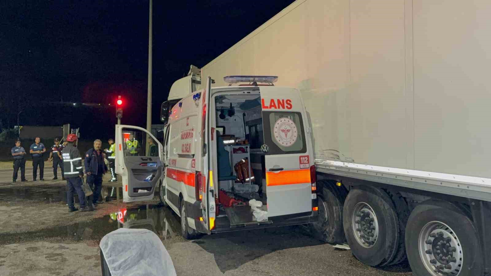 Ambulans ile tır çarpıştı: 6 yaralı