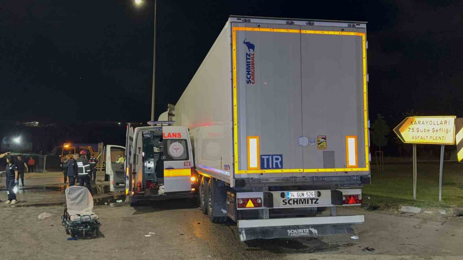 Ambulans ile tır çarpıştı: 6 yaralı