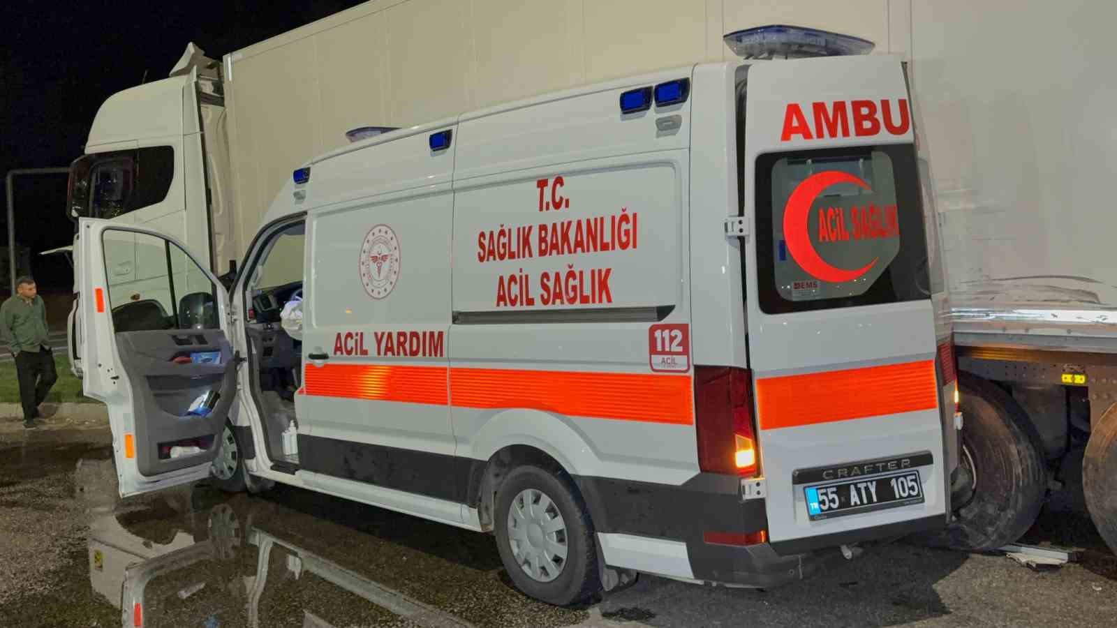 Ambulans ile tır çarpıştı: 6 yaralı
