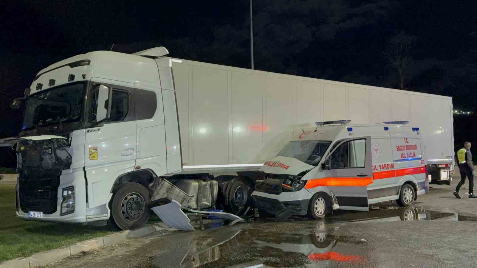 Ambulans ile tır çarpıştı: 6 yaralı