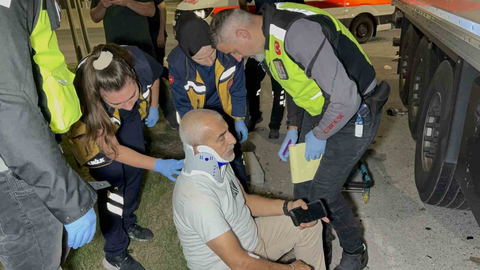 Ambulans ile tır çarpıştı: 6 yaralı