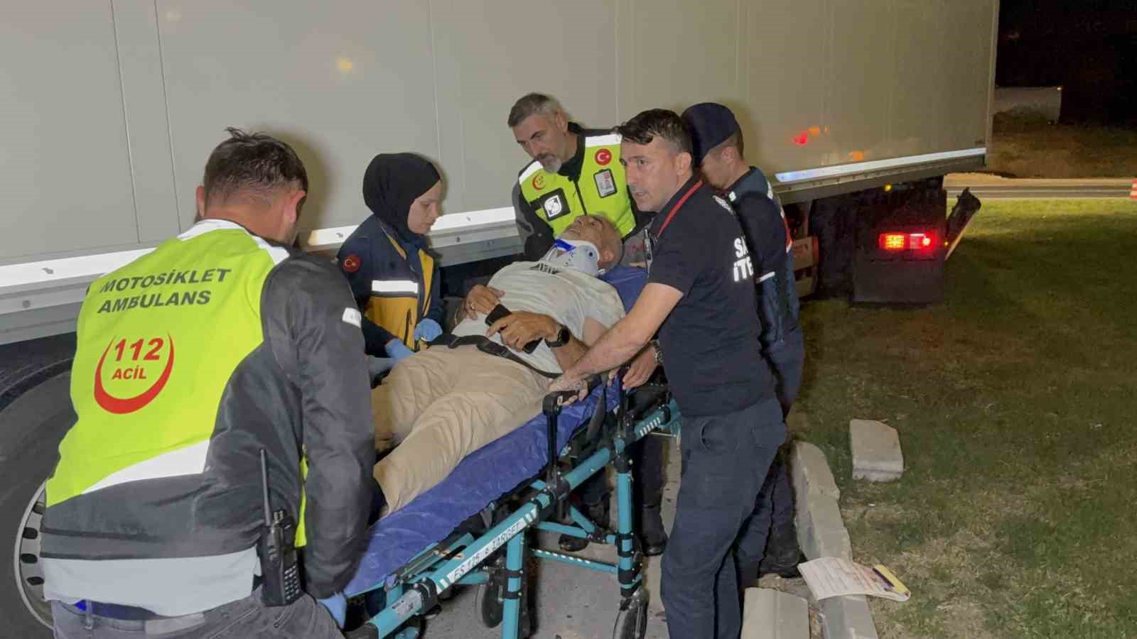 Ambulans ile tır çarpıştı: 6 yaralı