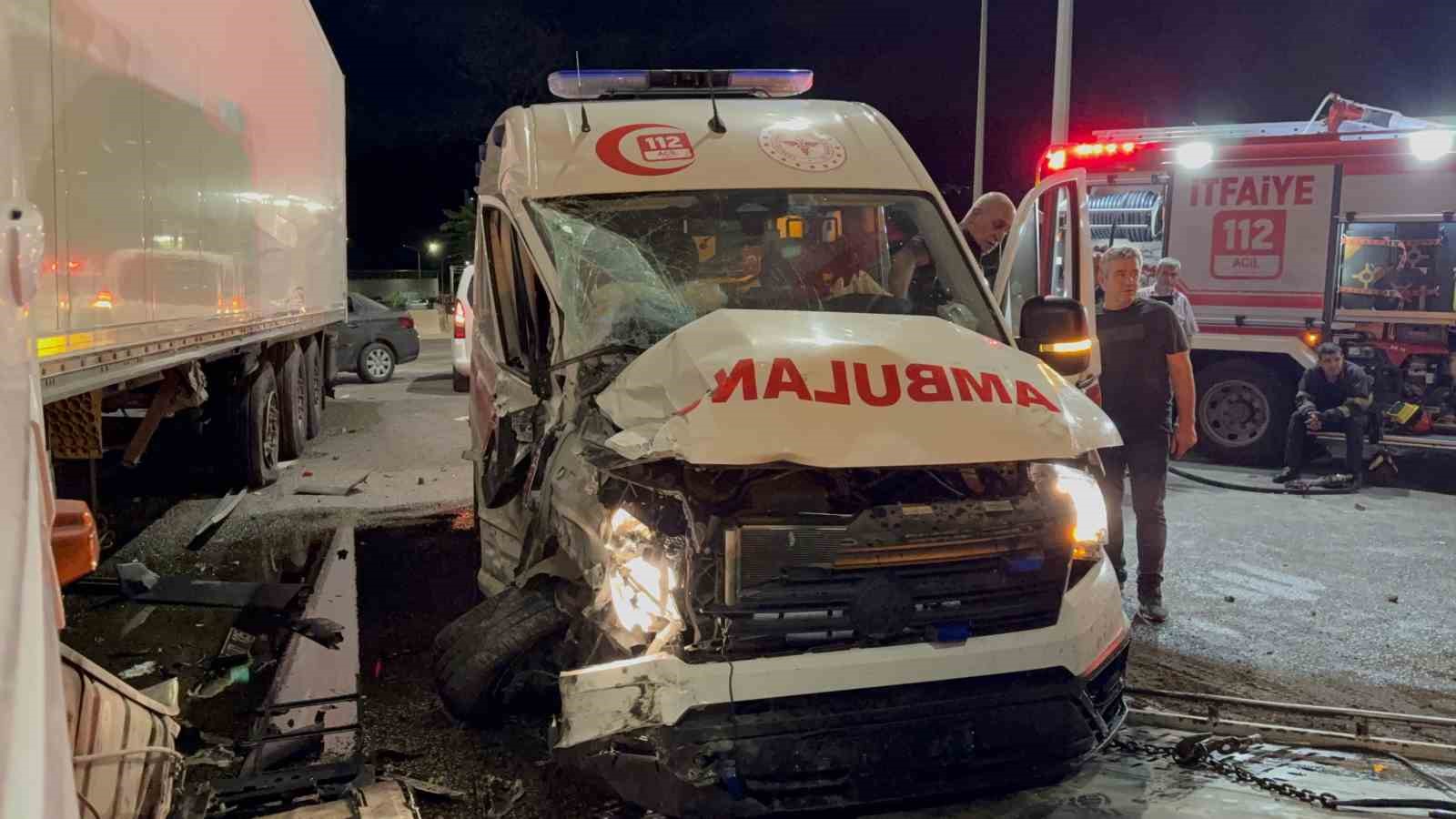 Ambulans ile tır çarpıştı: 6 yaralı