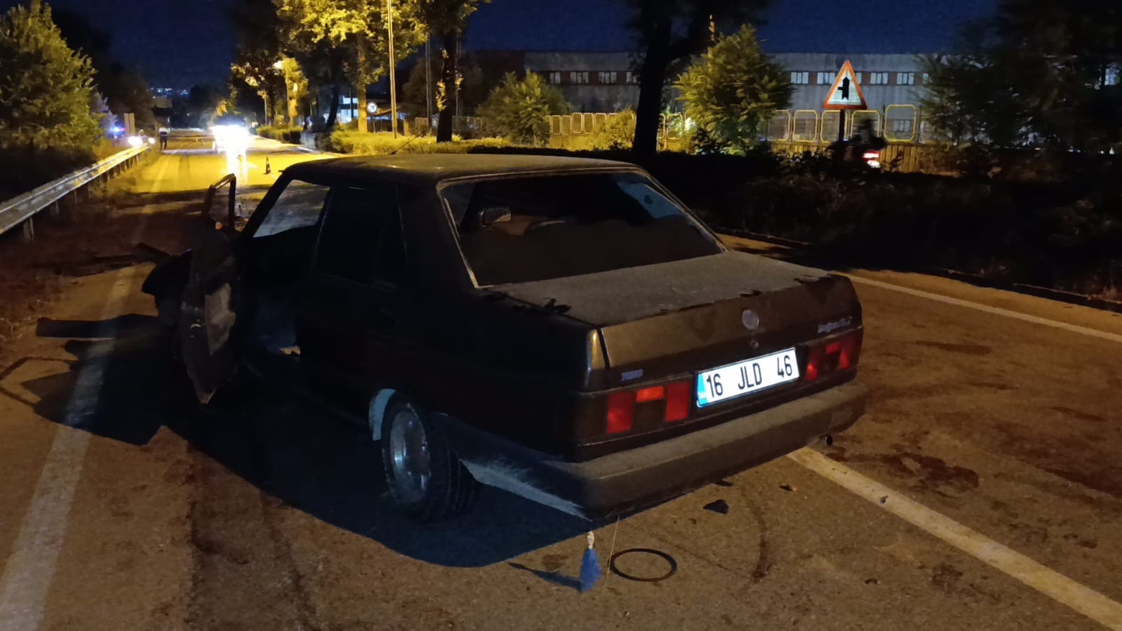 Kontrolden çıkan araç refüje çarptı: Sürücü yaralandı