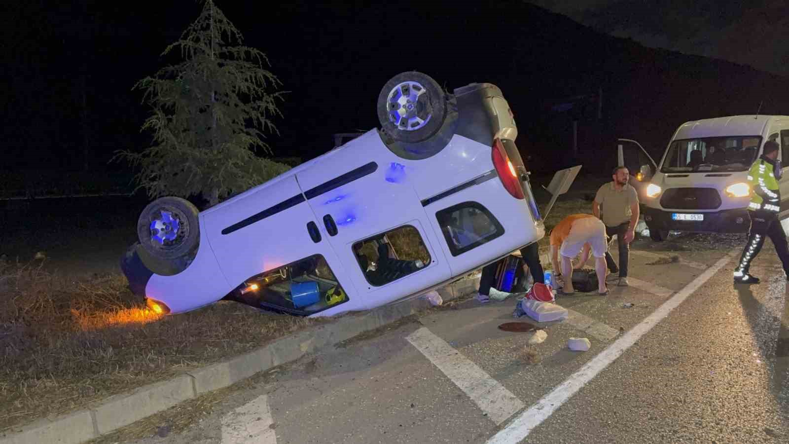 Samsun’da hafif ticari araç takla attı: 5 yaralı
