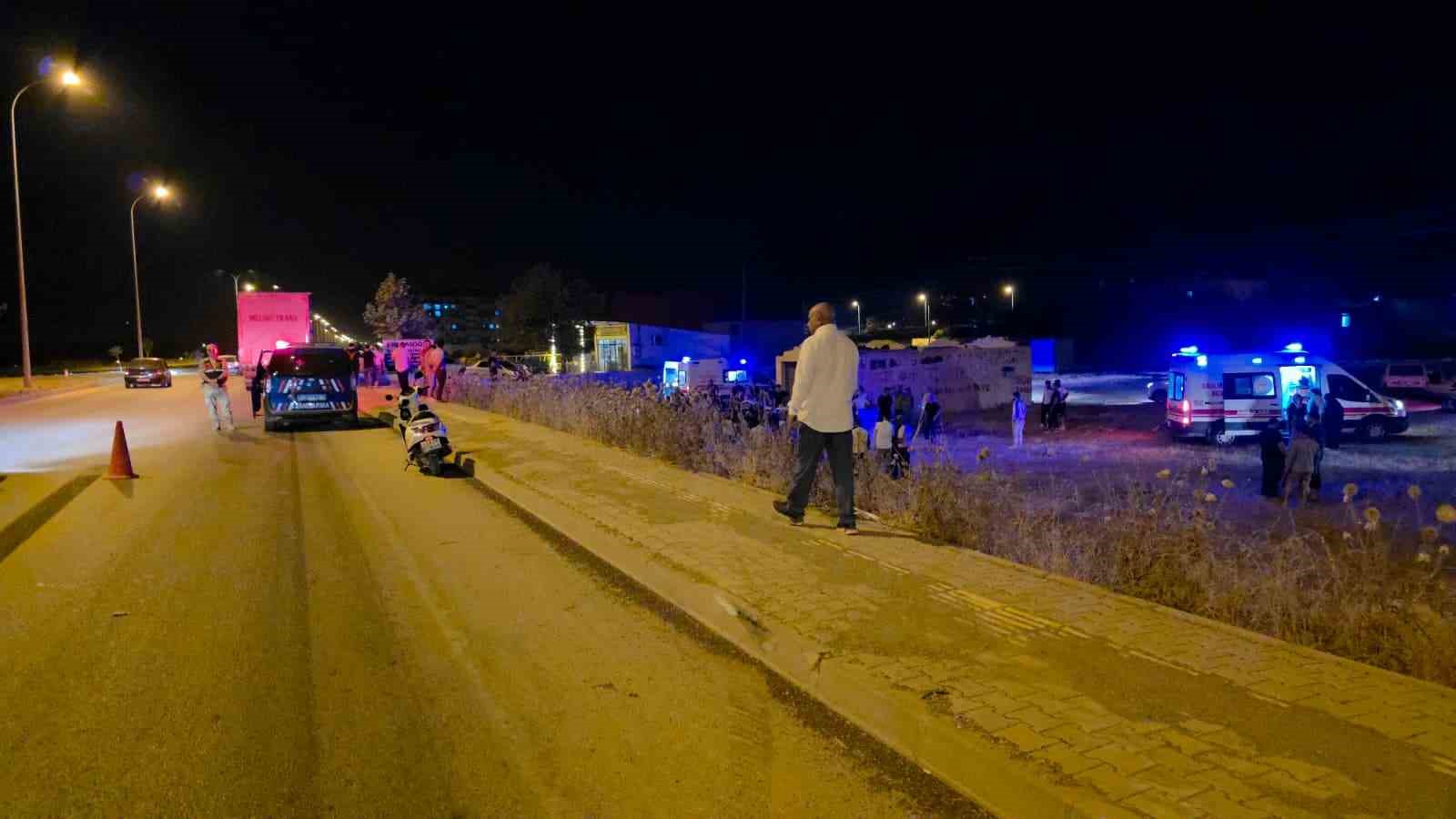 Tır sürücüsü metrelerce fren yapsa da 5 kişinin yaralandığı kazayı önleyemedi, o anlar kameraya yansıdı