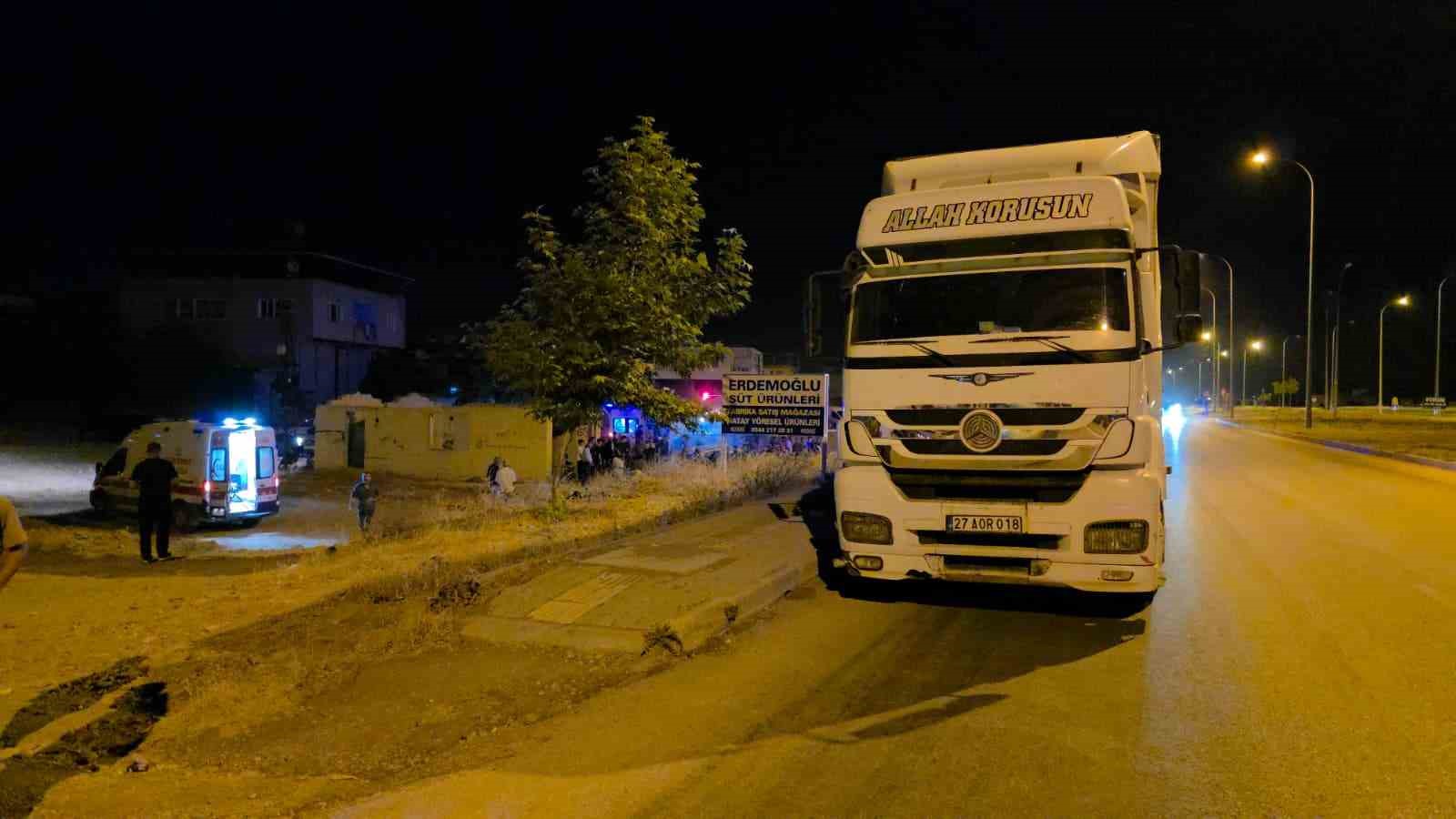 Tır sürücüsü metrelerce fren yapsa da 5 kişinin yaralandığı kazayı önleyemedi, o anlar kameraya yansıdı