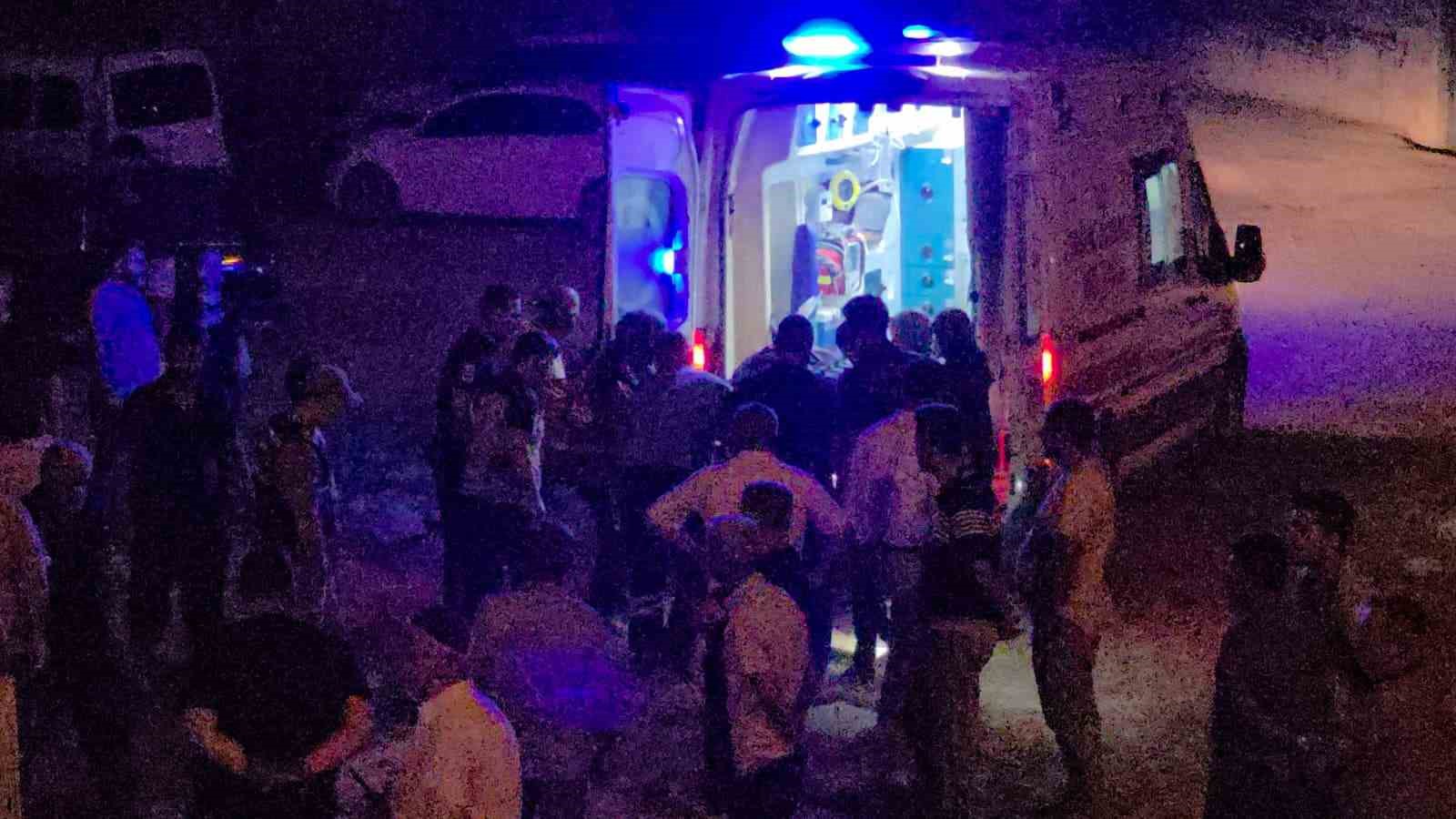 Tır sürücüsü metrelerce fren yapsa da 5 kişinin yaralandığı kazayı önleyemedi, o anlar kameraya yansıdı