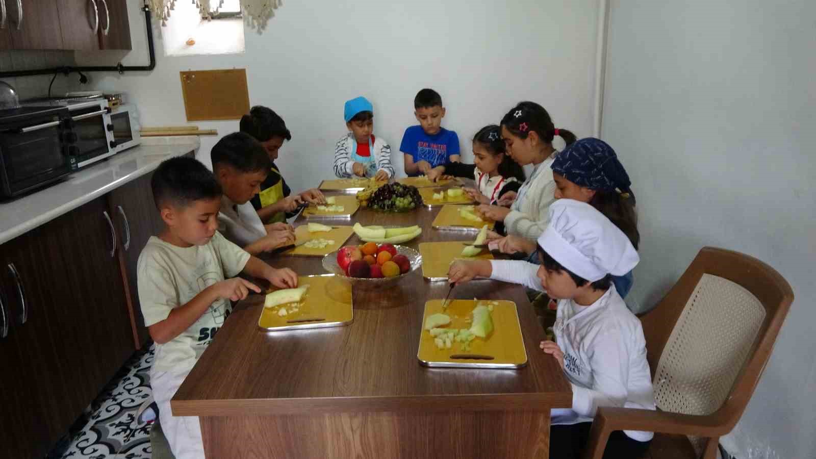 Mutfak atölyesinde çocuklar hem eğlendi hem öğrendi