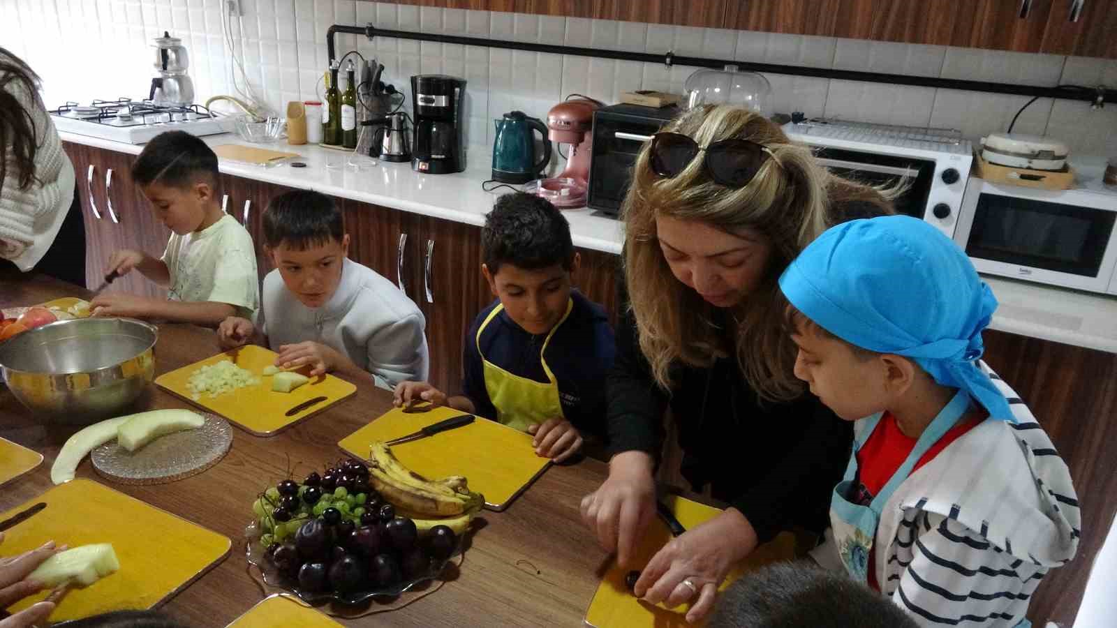 Mutfak atölyesinde çocuklar hem eğlendi hem öğrendi