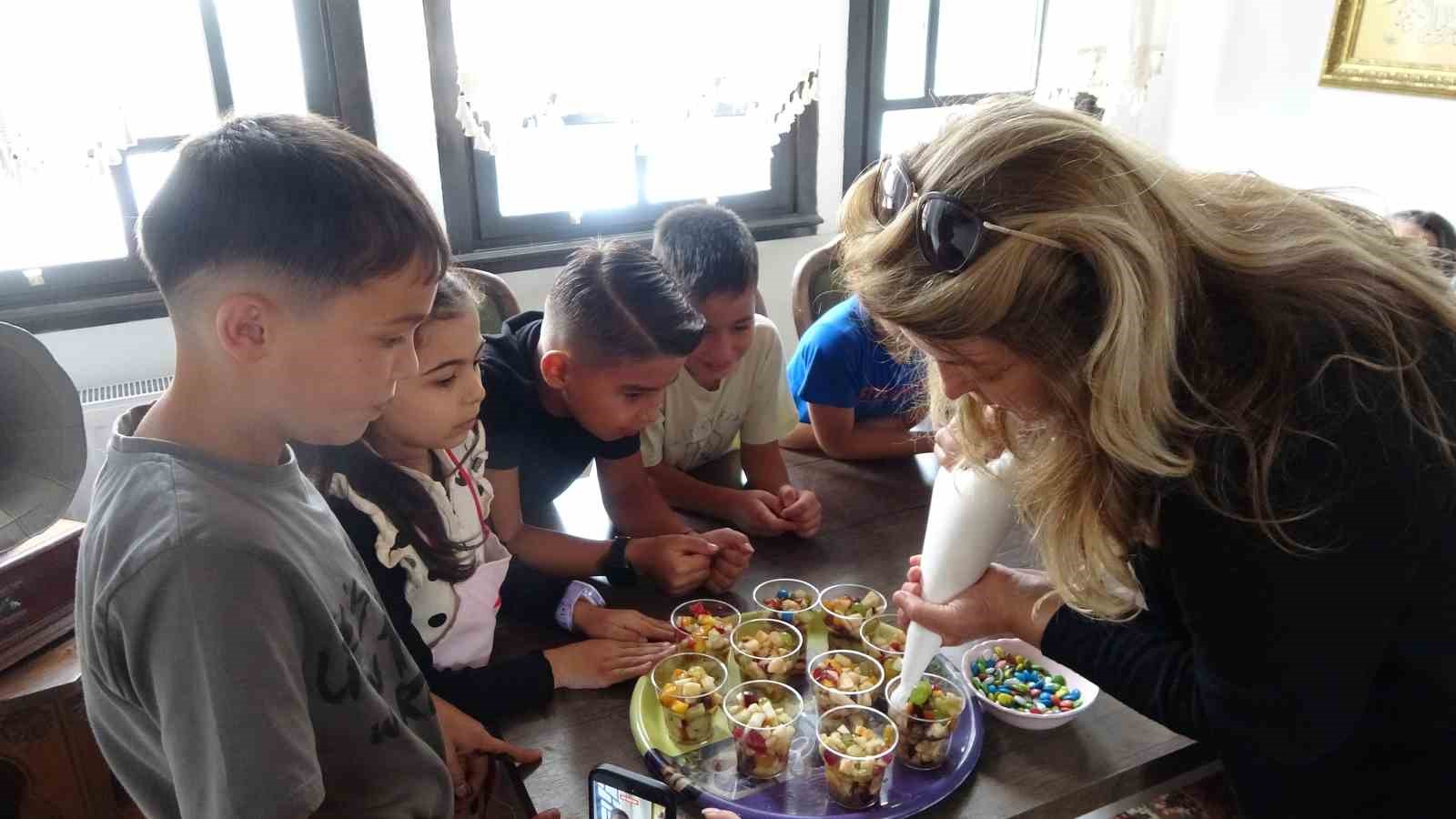 Mutfak atölyesinde çocuklar hem eğlendi hem öğrendi