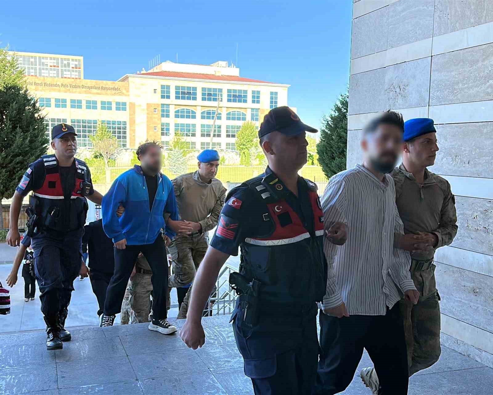 Uşak’ta belediye şirketlerinde sigortalı gösterilip Yalım’ın işletmelerinde çalıştıkları tespit edilen 15 şüpheli adliyeye sevk edildi