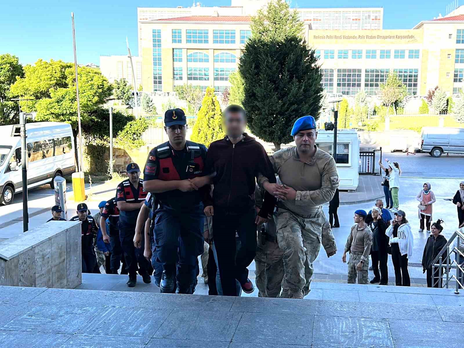 Uşak’ta belediye şirketlerinde sigortalı gösterilip Yalım’ın işletmelerinde çalıştıkları tespit edilen 15 şüpheli adliyeye sevk edildi