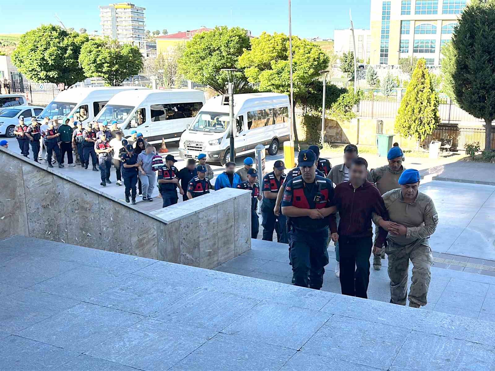 Uşak’ta belediye şirketlerinde sigortalı gösterilip Yalım’ın işletmelerinde çalıştıkları tespit edilen 15 şüpheli adliyeye sevk edildi