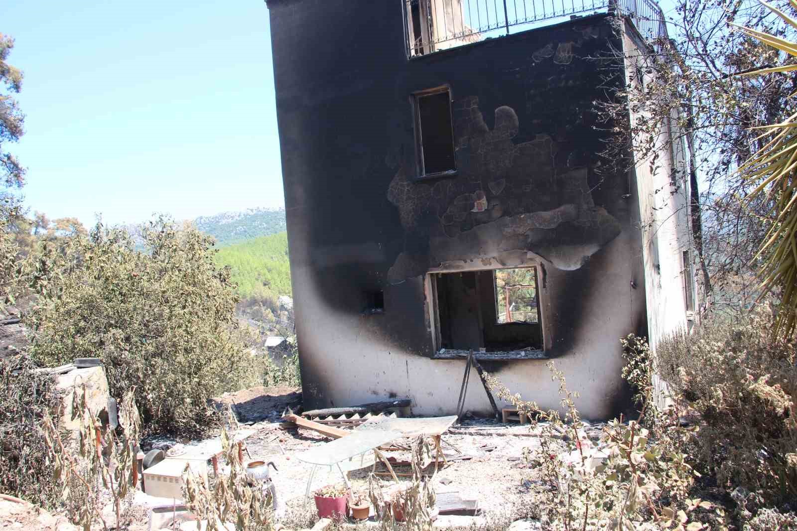 Emekli itfaiyeci, yılların tecrübesiyle evini alevlere teslim etmedi