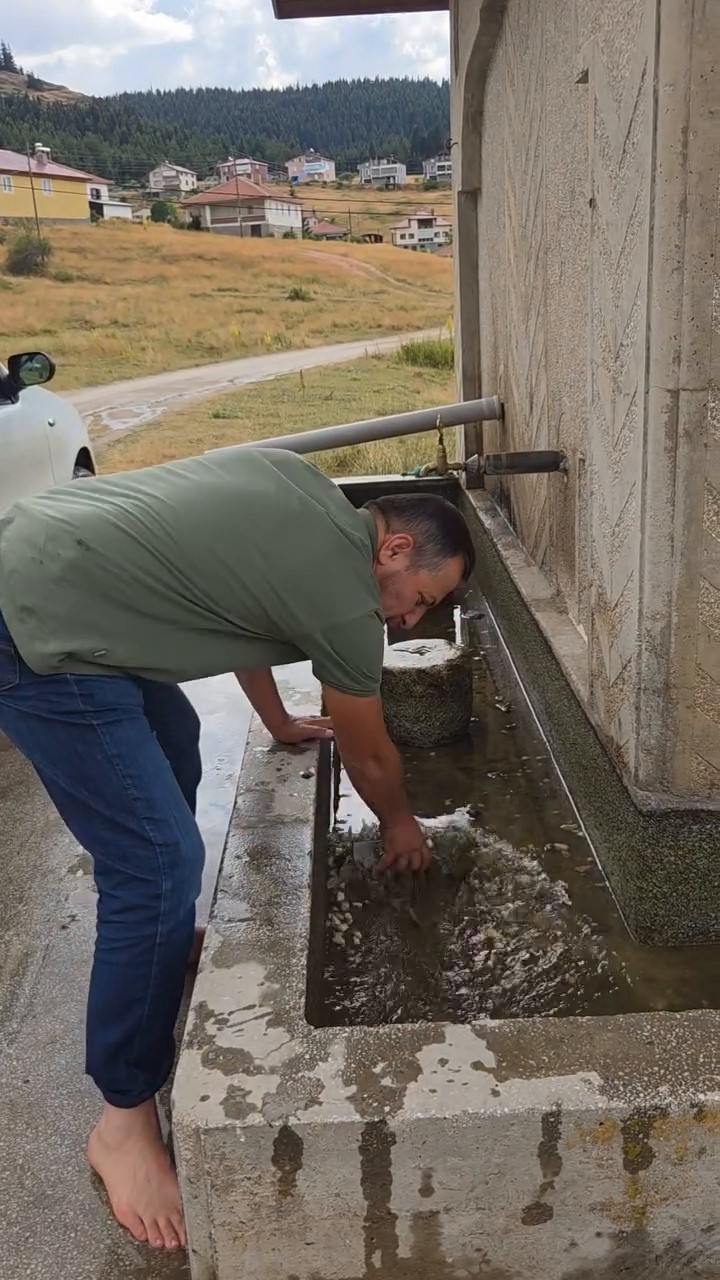 Bolu’da duyarlı vatandaş, hayvanların su içtiği yosunlu çeşmeyi temizledi