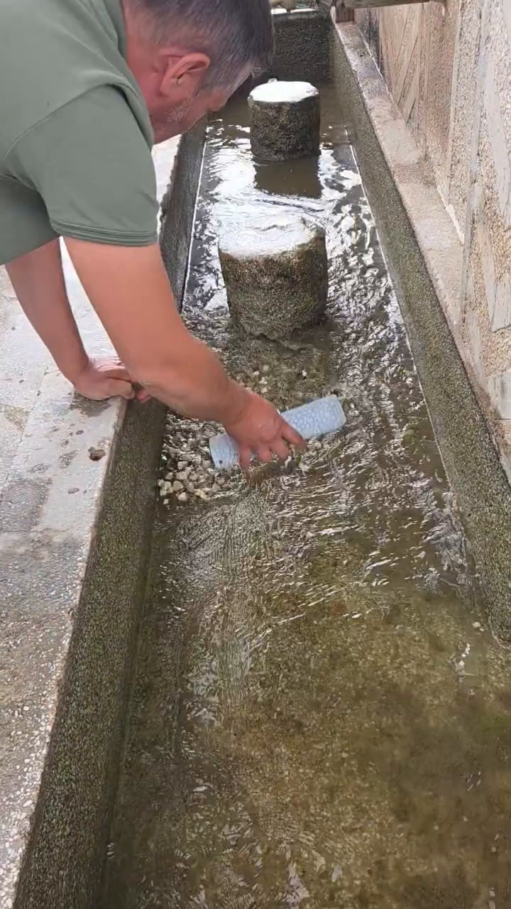 Bolu’da duyarlı vatandaş, hayvanların su içtiği yosunlu çeşmeyi temizledi