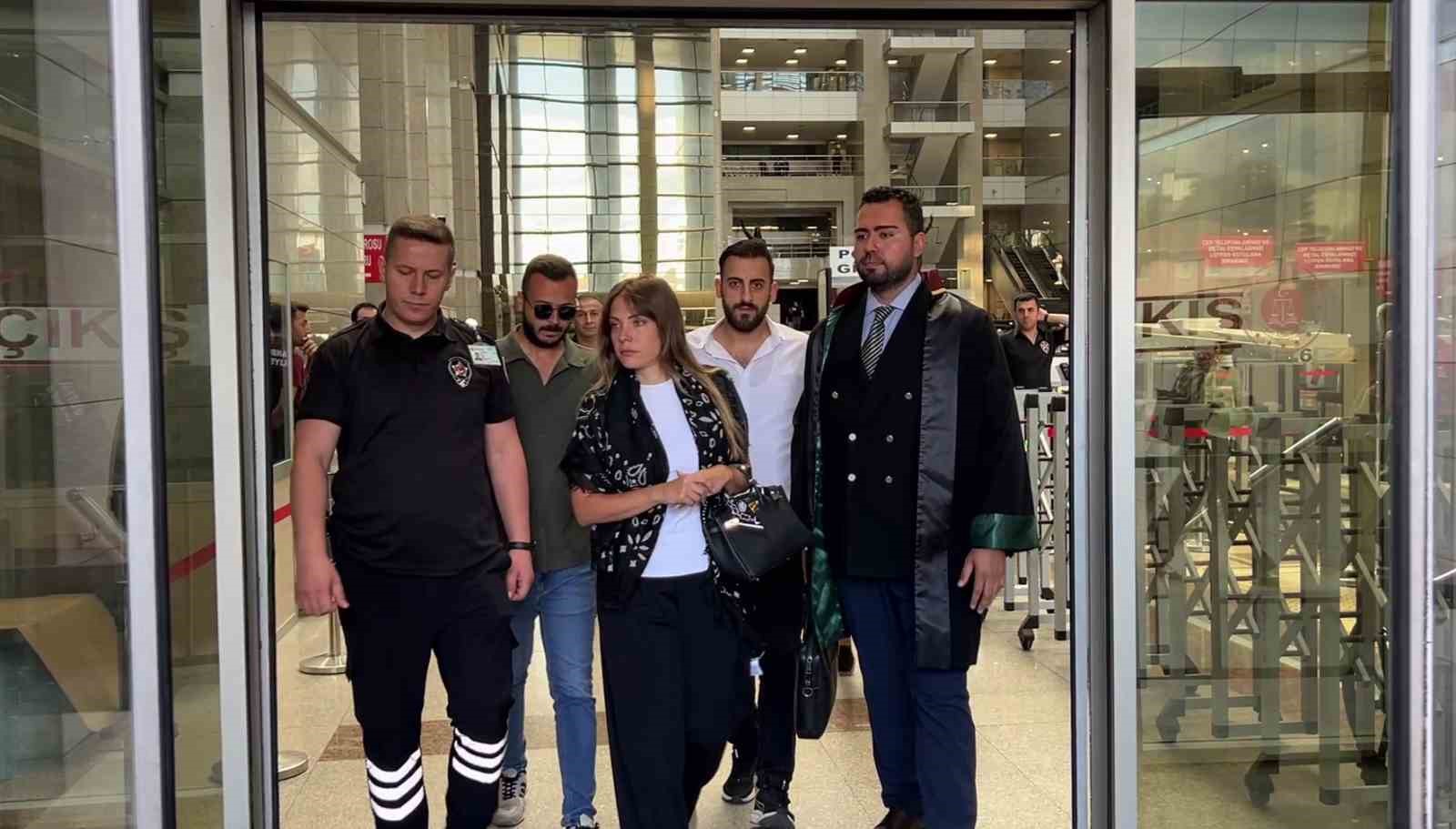 İstanbul Cumhuriyet Başsavcılığı tarafından yürütülen "Ahbaplar suç örgütü" soruşturması kapsamında oyuncu Eda Ece, ifade vermek üzere Çağlayan Adliyesine geldi.